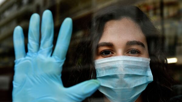 Девушка в медицинской маске и перчатках. Архивное фото - Sputnik Кыргызстан