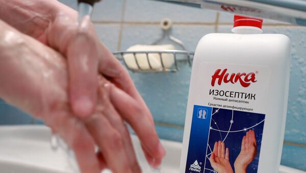 Человек моет руки с кожным антисептиком. Архивное фото - Sputnik Кыргызстан