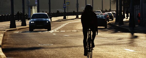 Мужчина катается на велосипеде. Архивное фото - Sputnik Кыргызстан