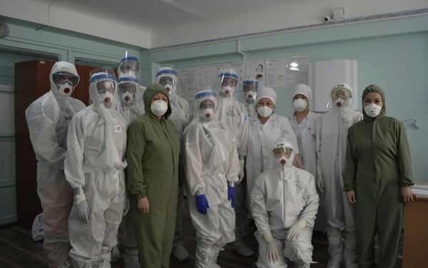 Белгилей кетсек, кечээ, 19-апрелде, коронавирус менен күрөшүүгө жардам берүү үчүн Польшадан 8 медицина кызматкери келген - Sputnik Кыргызстан