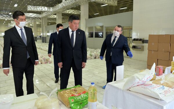 Президент КР Сооронбай Жээнбеков ознакомился с деятельностью мэрии Бишкека по оказанию помощи социально уязвимым категориям населения в условиях чрезвычайного положения - Sputnik Кыргызстан