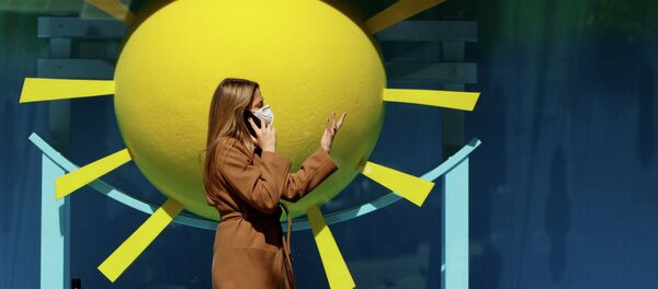 Девушка в медицинской маске идет по улице - Sputnik Кыргызстан