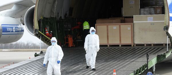 Разгрузка в казанском аэропорту транспортного самолета Ан-124 Руслан, доставившего из китайской провинции Хайнань 6 миллионов медицинских масок и 6 линий по их производству, а также изолированные боксы для транспортировки больных коронавирусом Разгрузка в казанском аэропорту транспортного самолета Ан-124 Руслан, доставившего из китайской провинции Хайнань 6 миллионов медицинских масок и 6 линий по их производству, а также изолированные боксы для транспортировки больных коронавирусом - Sputnik Кыргызстан