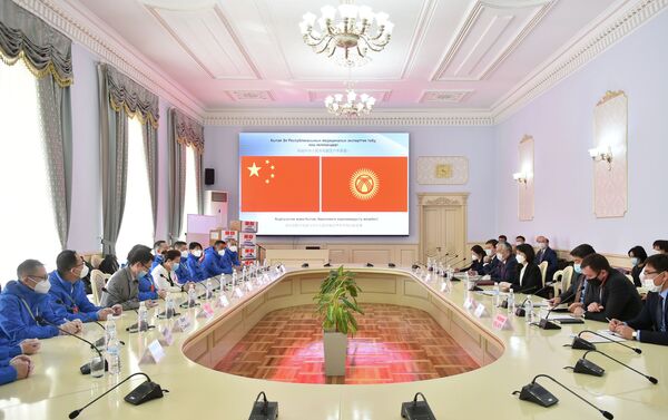 Вице-премьер-министр Кыргызской Республики Аида Исмаилова встретилась с членами делегации медицинской экспертной группы Китайской Народной Республики. - Sputnik Кыргызстан