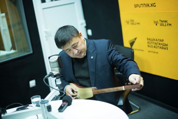 Бул адамга Жараткан талантты аябай берген дейсиң. Ырчы, обончу,  манасчы, алып баруучу, анан устат...  - Sputnik Кыргызстан