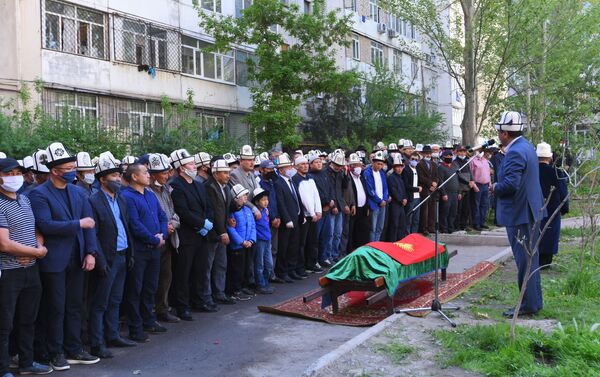 Церемония прощания с акыном-импровизатором прошла в микрорайоне Тунгуч, в ней приняли участие родные и коллеги усопшего, а также чиновники - Sputnik Кыргызстан