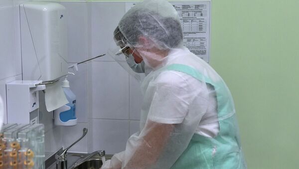 Медицинский работник моет руки перед забором пробы на коронавирус. Архивное фото - Sputnik Кыргызстан