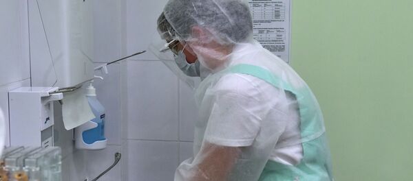 Врач моет руки после осмотра пациентов с коронавирусом COVID-19 - Sputnik Кыргызстан