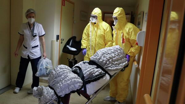 Медработники перевозят тело умершего от коронавируса COVID-19 - Sputnik Кыргызстан