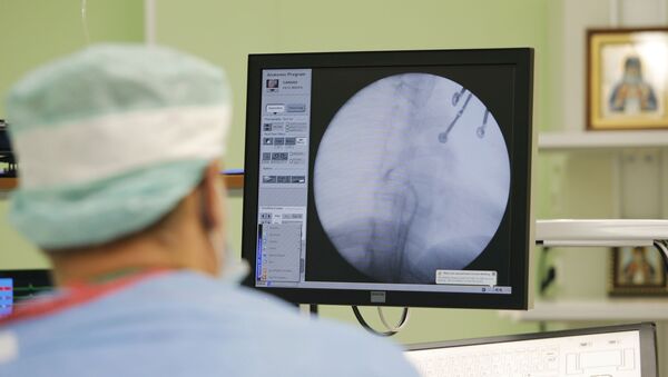 Экран в операционной клинической больницы отображающий проведение катетера по кровеносному сосуду во время операции на сердце. Архивное фото - Sputnik Кыргызстан