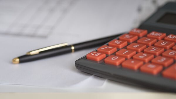 Калькулятор и бумаги с отчетами на столе. Иллюстративное фото - Sputnik Кыргызстан