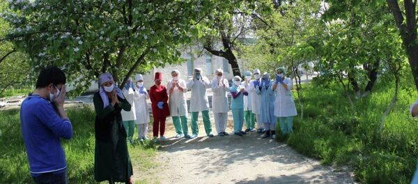 Выписка вылечившихся пациентов с подтвержденным диагнозом COVID-19 - Sputnik Кыргызстан