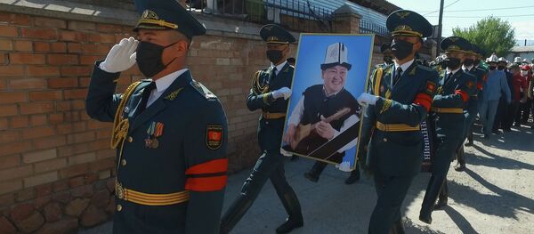 Ооруну жеңип 90го чыгам дечү эле... Элмирбек акын түбөлүк жайга узады. Видео - Sputnik Кыргызстан