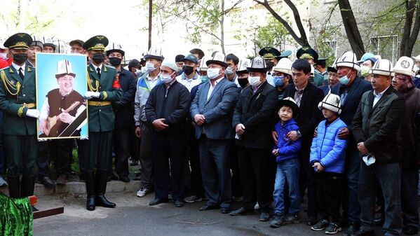  Жандуунун бардыгы ойгонуп, жаз кап ортолоп калганда  Элмирбек Иманалиевди эли акыркы сапарга узатты  - Sputnik Кыргызстан