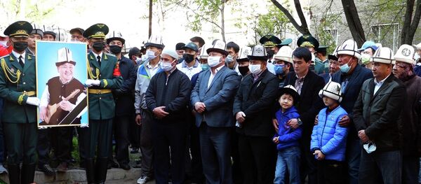 В Кыргызстане проводили в последний путь великого акына Элмирбека Иманалиева — видео - Sputnik Кыргызстан