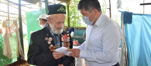 Выдача по 75 тысяч сомов ветеранам ВОВ в Джалал-Абаде - Sputnik Кыргызстан