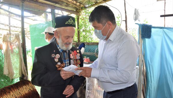 Выдача по 75 тысяч сомов ветеранам ВОВ в Джалал-Абаде - Sputnik Кыргызстан