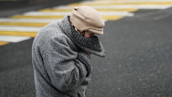 Пожилая женщина на улице во время режима самоизоляции. Архивное фото - Sputnik Кыргызстан