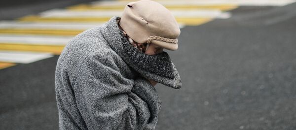 Пожилая женщина на улице во время режима самоизоляции. Архивное фото Пожилая женщина на улице во время режима самоизоляции. Архивное фото - Sputnik Кыргызстан