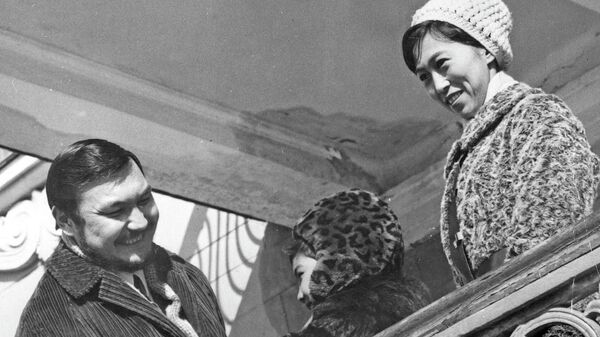 Оперный певец Минжилкиев с супругой и сыном — фото 1969 года - Sputnik Кыргызстан