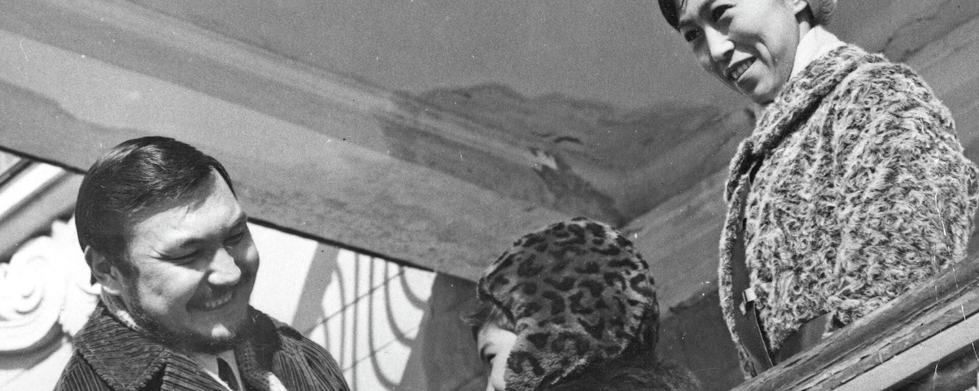 Оперный певец Минжилкиев с супругой и сыном — фото 1969 года - Sputnik Кыргызстан, 1920, 29.04.2022
