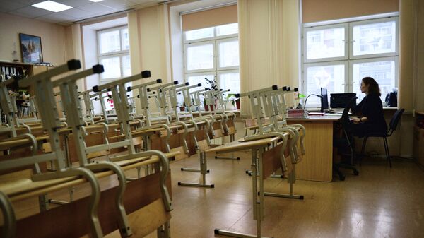 Преподаватель в пустом учебном классе. Архивное фото - Sputnik Кыргызстан