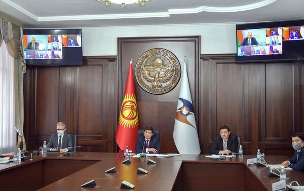 Премьер-министр Кыргызстана Мухаммедкалый Абылгазиев принял участие во внеочередном онлайн-заседании Евразийского межправительственного совета - Sputnik Кыргызстан
