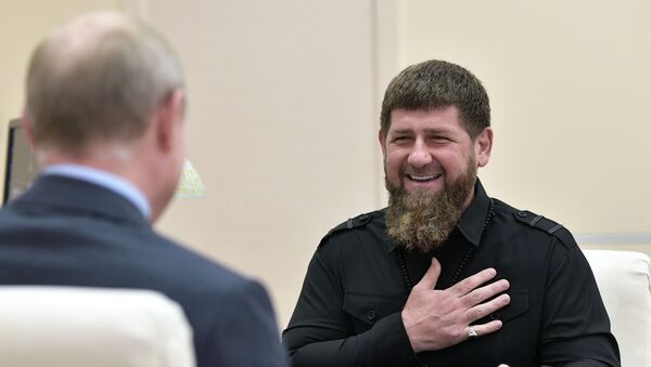 Глава Чеченской Республики Рамзан Кадыров во время встречи с президентом РФ Владимиром Путиным. Архивное фото - Sputnik Кыргызстан