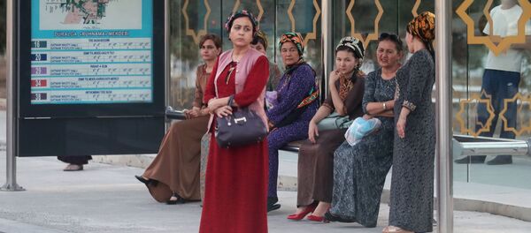 Ашхабаддагы аялдамада коомдук транспортту күткөн аялдар. Архив Ашхабаддагы аялдамада коомдук транспортту күткөн аялдар. Архив - Sputnik Кыргызстан
