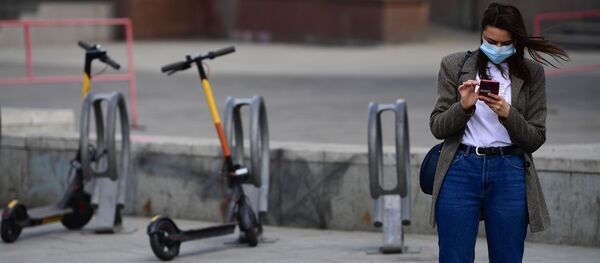 Девушка в защитной маске на улице. Архивное фото - Sputnik Кыргызстан