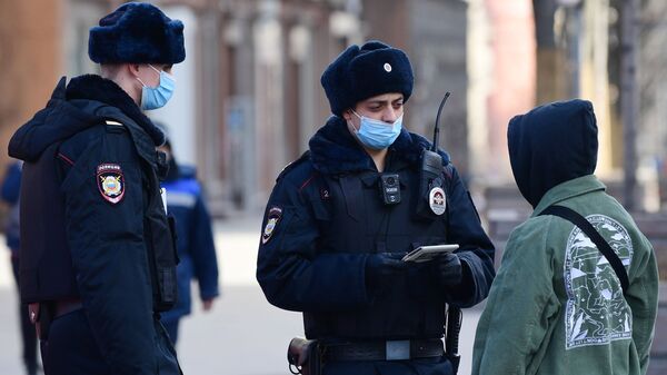Москвада полициянын кызматкери өспүрүмдүн документтерин текшерип жатышат. Архив - Sputnik Кыргызстан
