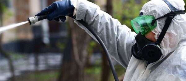 Сотрудник коммунальной службы проводит дезинфекцию внутридворовой территории. Архивное фото - Sputnik Кыргызстан