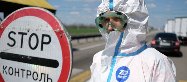 Блокпостто турган медициналык кызматкер. Архив - Sputnik Кыргызстан