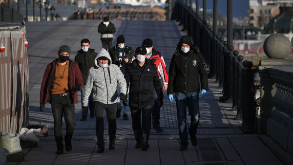 Пешеходы идут по мосту. Архивное фото - Sputnik Кыргызстан