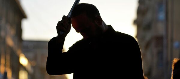 Көчөдө бараткан киши. Архивдик сүрөт - Sputnik Кыргызстан