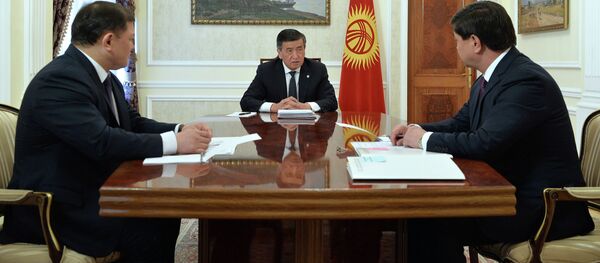 Встреча президента Жээнбекова с торага ЖК Джумабековым и премьер-министром Абылгазиевым Встреча президента Жээнбекова с торага ЖК Джумабековым и премьер-министром Абылгазиевым - Sputnik Кыргызстан