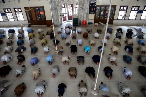 Мусульмане сохраняют дистанцию во время полуденной молитвы в целях профилактики коронавируса в мечети в Карачи - Sputnik Кыргызстан