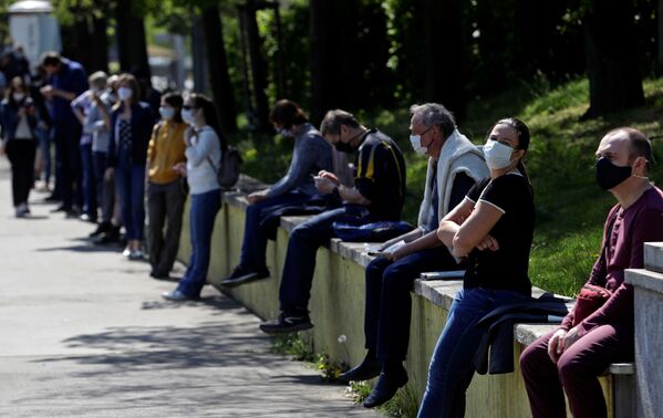 Люди в очереди в ожидании тестирования на COVID-19 в Праге, Чехия - Sputnik Кыргызстан