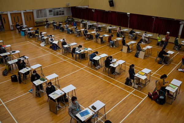 Студенты во время сдачи экзамена в Гонконге, Китай - Sputnik Кыргызстан