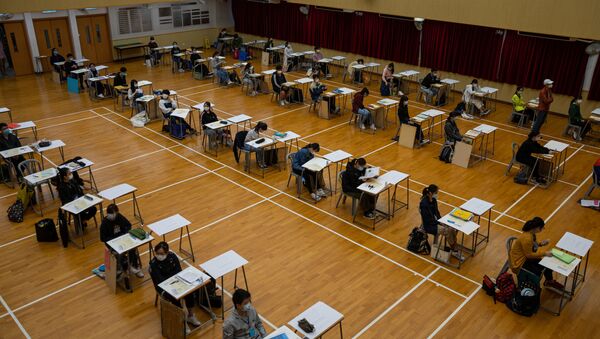 Студенты во время сдачи экзамена в Гонконге, Китай - Sputnik Кыргызстан