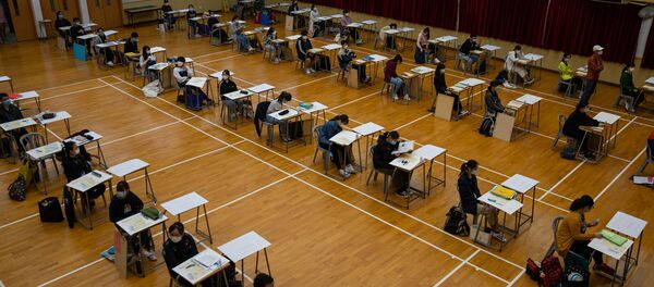 Студенты во время сдачи экзамена в Гонконге, Китай - Sputnik Кыргызстан