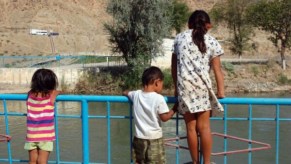 Дети смотрят на канал с моста в Оше. Архивное фото - Sputnik Кыргызстан