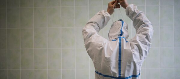 Врач скорой помощи готовится к выезду. Архивное фото - Sputnik Кыргызстан