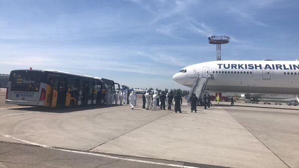 Прибытие чартерного рейса из Турции на борту которого возвратились кыргызстанцы - Sputnik Кыргызстан