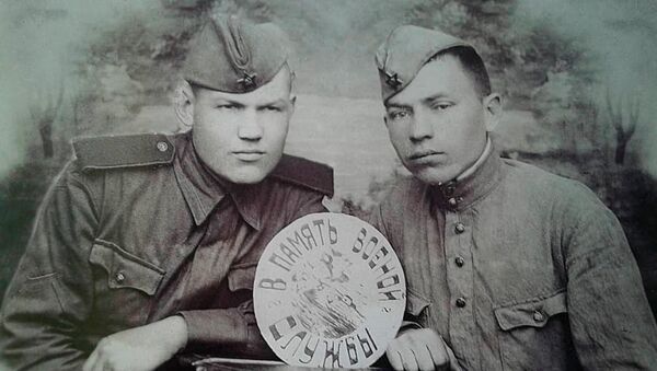 Ветеран Великой Отечественной войны Павел Петрович Нестеров(слева) - Sputnik Кыргызстан