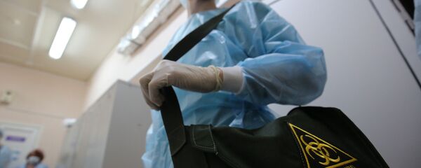 Врач в защитном костюме. Архивное фото - Sputnik Кыргызстан
