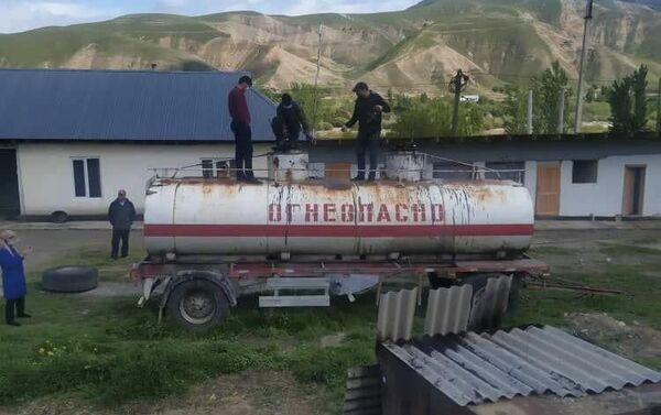 Милиционеры задержали подозреваемых в краже 37 тонн нефти в Ноокенском районе Джалал-Абадской области - Sputnik Кыргызстан