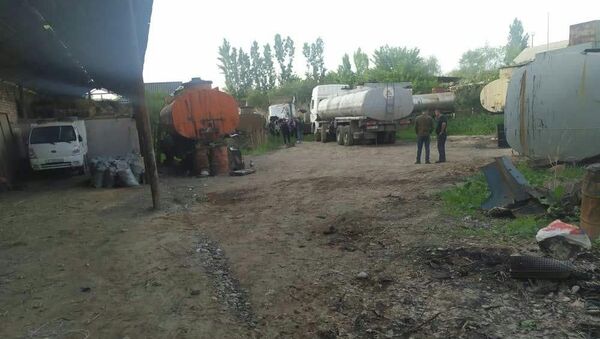 Милиционеры задержали подозреваемых в краже 37 тонн нефти в Ноокенском районе Джалал-Абадской области - Sputnik Кыргызстан