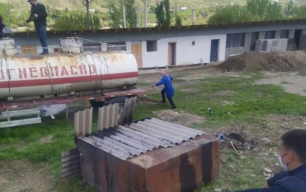По данным управления, 16 апреля милиционеры Ноокенского района совместно со службой безопасности компании Кыргызнефтегаз обнаружили во дворе 39-летнего жителя села Кызыл-Кия семь тонн нефти - Sputnik Кыргызстан