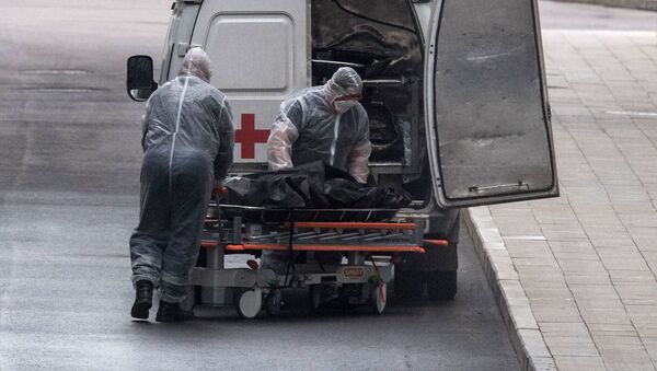 Медицинские работники перевозят тело умершего. Архивное фото - Sputnik Кыргызстан